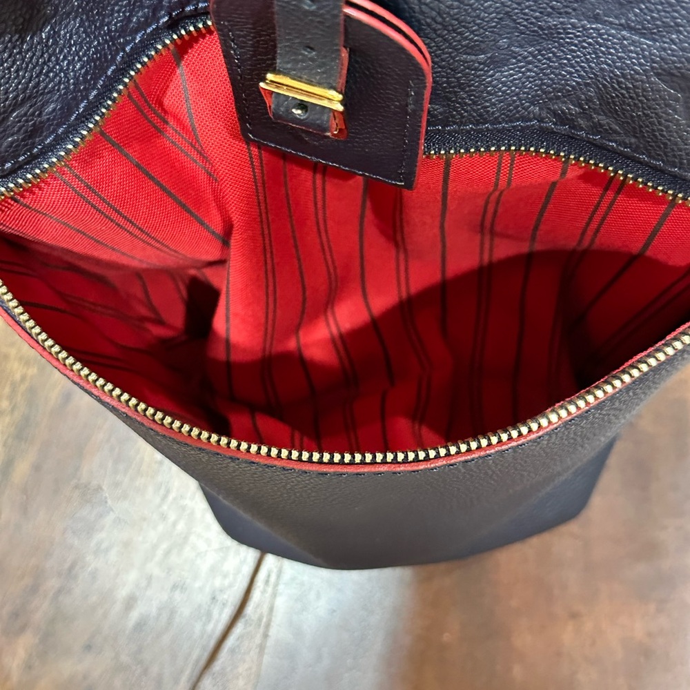 ❌❌SOLD❌❌🅰️ Gorgeous LV Melie Hobo - Picture 10 of 16